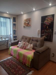 una sala de estar con un sofá y una cama en Parque polar, en Caxias do Sul