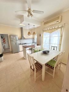 a kitchen and dining room with a white table and chairs at Casa divina in Yerba Buena