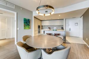 Η κουζίνα ή μικρή κουζίνα στο Luxe Condo with Hallandale Beach Oceanfront View!