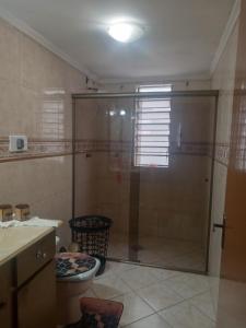 un baño con ducha y WC en Parque polar, en Caxias do Sul