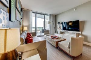 Μια τηλεόραση ή/και κέντρο ψυχαγωγίας στο Luxe Condo with Hallandale Beach Oceanfront View!