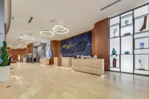 Ο χώρος του λόμπι ή της ρεσεψιόν στο Luxe Condo with Hallandale Beach Oceanfront View!