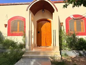 卢克索Upper Egypt Villa的木门进入房屋