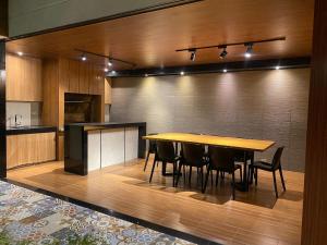 Η κουζίνα ή μικρή κουζίνα στο Bello departamento con hermosa vista en Equipetrol