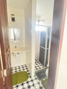 a bathroom with a shower and a sink and a toilet at COP 30, Mosqueiro - Apto pé na areia in Belém