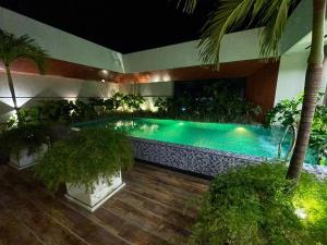 Πισίνα στο ή κοντά στο Bello departamento con hermosa vista en Equipetrol