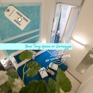 a room with a bed and a sign that reads your tiny space in vancouver at Picagetta in Vernazza