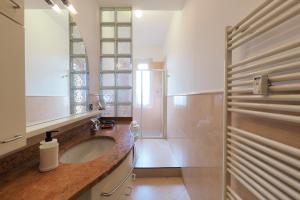 een badkamer met een wastafel en een douche bij Primopiano - Corsica in Milaan +58 foto's