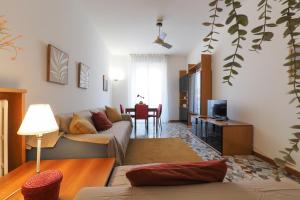 een woonkamer met een bank en een tv bij Primopiano - Corsica in Milaan