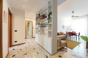 een woonkamer met een bank en een tafel bij Primopiano - Corsica in Milaan