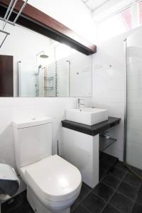 ein weißes Badezimmer mit Toilette und Waschbecken in der Unterkunft Omni Holiday Bungalow in Mount Lavinia + 45 Fotos