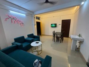 TV a/nebo společenská místnost v ubytování Rinvi homestay