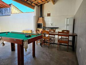 Biliár nebo kulečník v ubytování Casa no Centro 600m da Praia