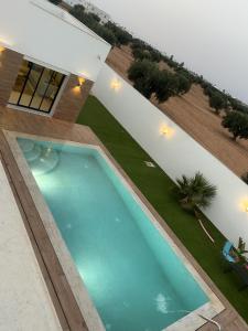Bazén v ubytování Villa Haute standing à coté plage Hassi jerbi nebo v jeho okolí
