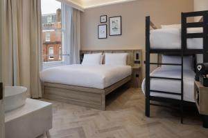 1 dormitorio con 2 literas y baño en The Drey, en Londres