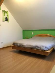 a bedroom with a bed with a green wall at Gite Westhouse in Westhouse