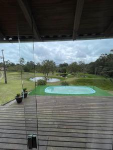 Piscina de la sau aproape de sítio água do mato