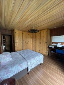 Un pat sau paturi într-o cameră la sítio água do mato