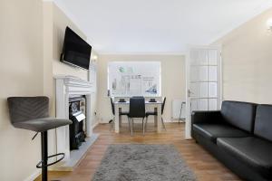 Posezení v ubytování 5-Bed House with Garden Near Warner Bros Studios