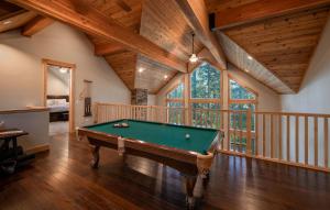 Piljardilaud majutusasutuses The T-Pot Chalet for 12
