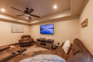 Televiisor ja/või meelelahutuskeskus majutusasutuses The T-Pot Chalet for 12