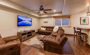 Televiisor ja/või meelelahutuskeskus majutusasutuses The T-Pot Chalet for 12 +61 fotot