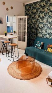 a living room with a green couch and a table at Côté Jardin - 3 people - Netflix in Melun