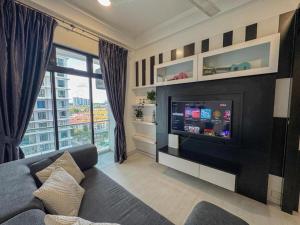 ein Wohnzimmer mit Sofa und Fernseher in der Unterkunft The Platino Modern Comfort Next to Paradigm Johor Bahur in Johor Bahru