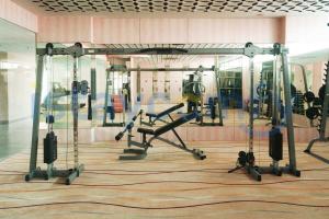 Un gimnasio con varias máquinas de correr en una habitación. en 3BR Aston Residence 0701 City View, en Nagoya