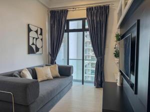 ein Wohnzimmer mit Sofa und Fernseher in der Unterkunft The Platino Modern Comfort Next to Paradigm Johor Bahur in Johor Bahru