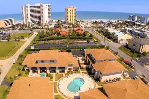 Una vista aérea de un complejo turístico con piscina. en Oasis #18 Daytona Beach Shores Retreat-Walk To The Beach, en Daytona Beach Shores
