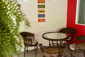 a group of chairs and a glass table in a room at Casa Matatiso - casa de 2 quartos na Ilha Grande in Angra dos Reis +46 photos