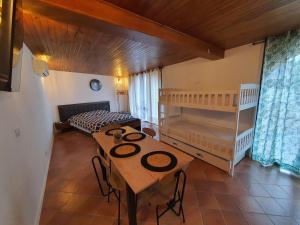 a small room with a table and a bunk bed at Cadre d'exception in Orange