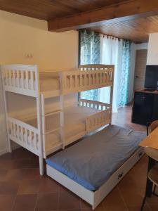 a bedroom with two bunk beds in a room at Cadre d'exception in Orange +50 photos