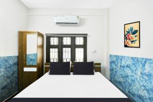 CalicutにあるHotel O Azhar lodgeの青と白のシーツが敷かれた大きなベッドのある寝室 +24枚の写真