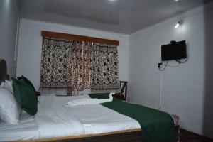 Giường trong phòng chung tại Hotel Meazbaan