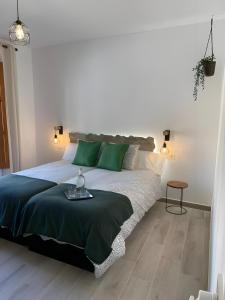 a bedroom with a large bed with green pillows at Habitación L'Elefant en Casa Camí de les Aigües Monistrol de Montserrat in Monistrol
