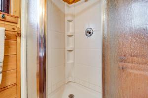 une salle de bain avec une douche avec une porte vitrée dans l'établissement Hocking Hills Lake Gem with Hot Tub, Dock, 100 Acres, à Hamden 29 autres photos