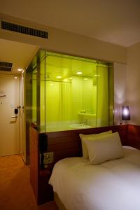 Postel nebo postele na pokoji v ubytování Shibuya Granbell Hotel