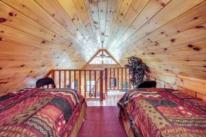 une chambre avec deux lits dans une cabane en rondins dans l'établissement Hocking Hills Lake Gem with Hot Tub, Dock, 100 Acres, à Hamden
