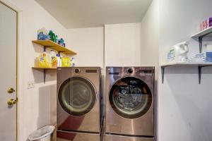 - un lave-linge et un sèche-linge dans la buanderie dans l'établissement Hocking Hills Lake Gem with Hot Tub, Dock, 100 Acres, à Hamden