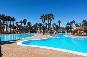 uma piscina num resort com parque aquático em Coco Canaria em Corralejo
