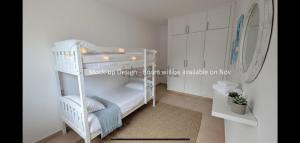 um beliche branco num quarto branco em Coco Canaria em Corralejo