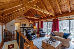 バナー・エルクにあるWhite Oak Cabinのリビングルーム(ソファ、椅子付)