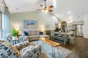 uma sala de estar com um sofá e uma mesa em Retreat by Design - Resort Amenities em Branson West