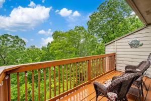 uma varanda com 2 cadeiras num deque de madeira em Retreat by Design - Resort Amenities em Branson West