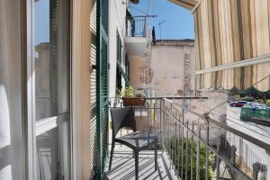 a chair on the balcony of a building at Maison18 in Pegazzano