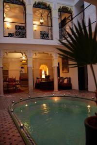 une piscine au milieu d'une chambre d'hôtel dans l'établissement Riad Miliana, à Marrakech
