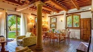 una sala de estar con una mesa y sillas en Luce tra i Saggi 8 by Marche Holiday Villas, en Montemaggiore al Metauro