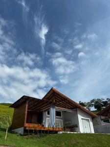 una casa in un campo con un cielo blu di Rancho Ipês do Lago a Socorro